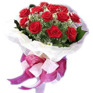  Nevşehir güvenli kaliteli hızlı çiçek  11 adet kırmızı güllerden buket modeli