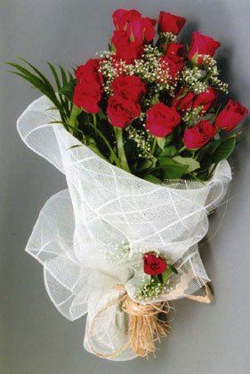 10 adet kirmizi güllerden buket çiçegi  Nevşehir uluslararası çiçek gönderme 