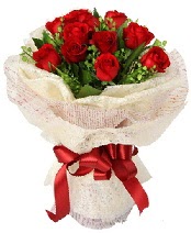 12 adet kırmızı gül buketi  Nevşehir internetten çiçek satışı 