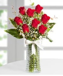 7 Adet vazoda kırmızı gül sevgiliye özel  Nevşehir çiçek gönderme sitemiz güvenlidir 