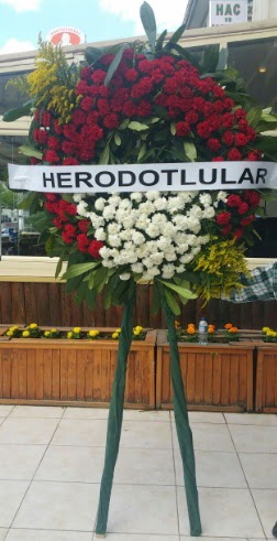 Cenaze çelengi cenazeye çiçek modeli  Nevşehir güvenli kaliteli hızlı çiçek 