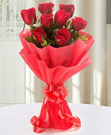 9 adet kırmızı gülden modern buket  Nevşehir hediye sevgilime hediye çiçek 