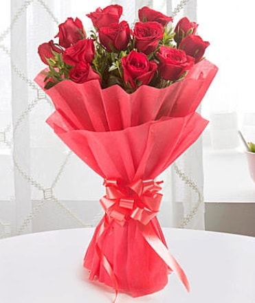 12 adet kırmızı gülden modern buket  Nevşehir çiçek servisi , çiçekçi adresleri 